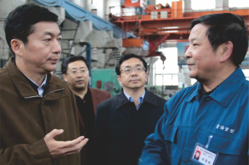 时任青海省省委书记骆惠宁考察工厂