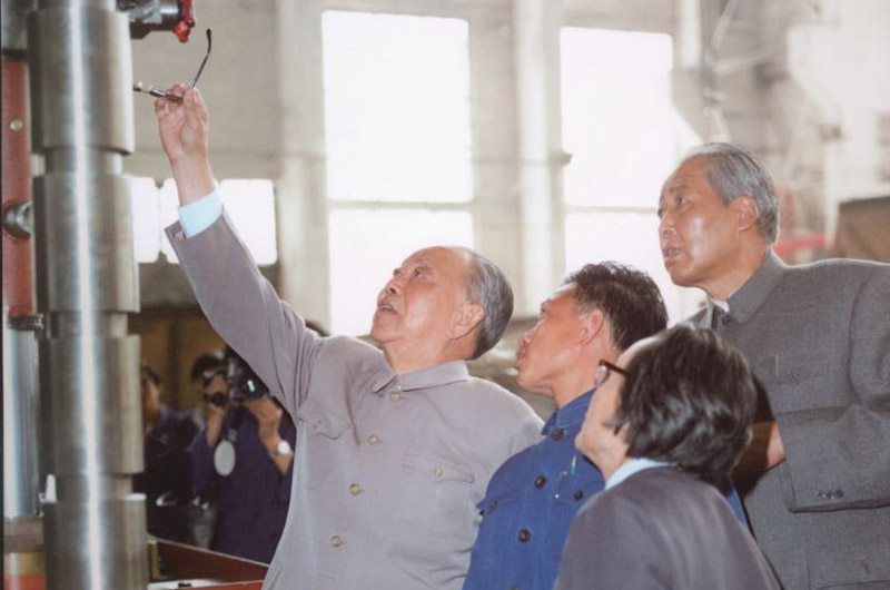 八十年代末时任全国人大常委会副委员长廖汉生考察工厂