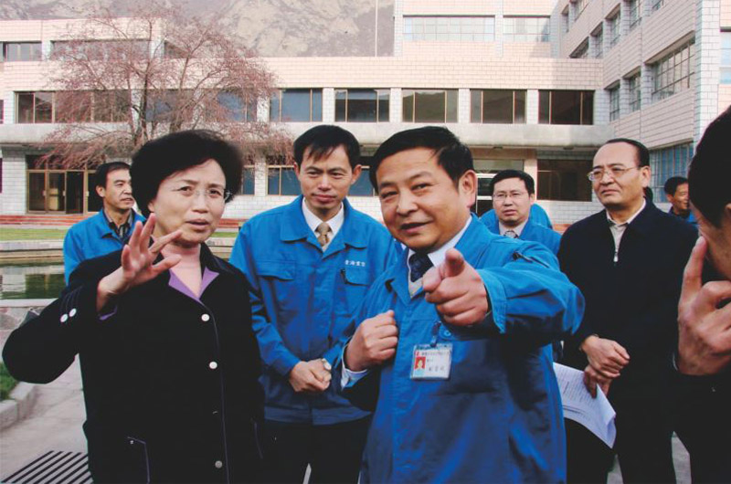 时任青海省省委书记宋秀岩考察工厂