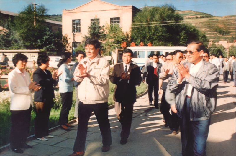 1989年夏时任全总执委会主席、党组书记倪志福考察工厂